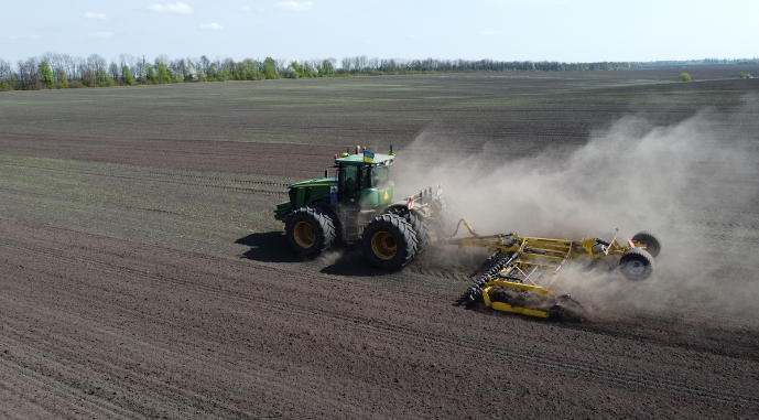 Передпосівна підготовка під посів цукрового буряку компактором BEDNAR SWIFTER SO8000F. Попередник — озимий ячмінь. Основний обробіток восени — оранка